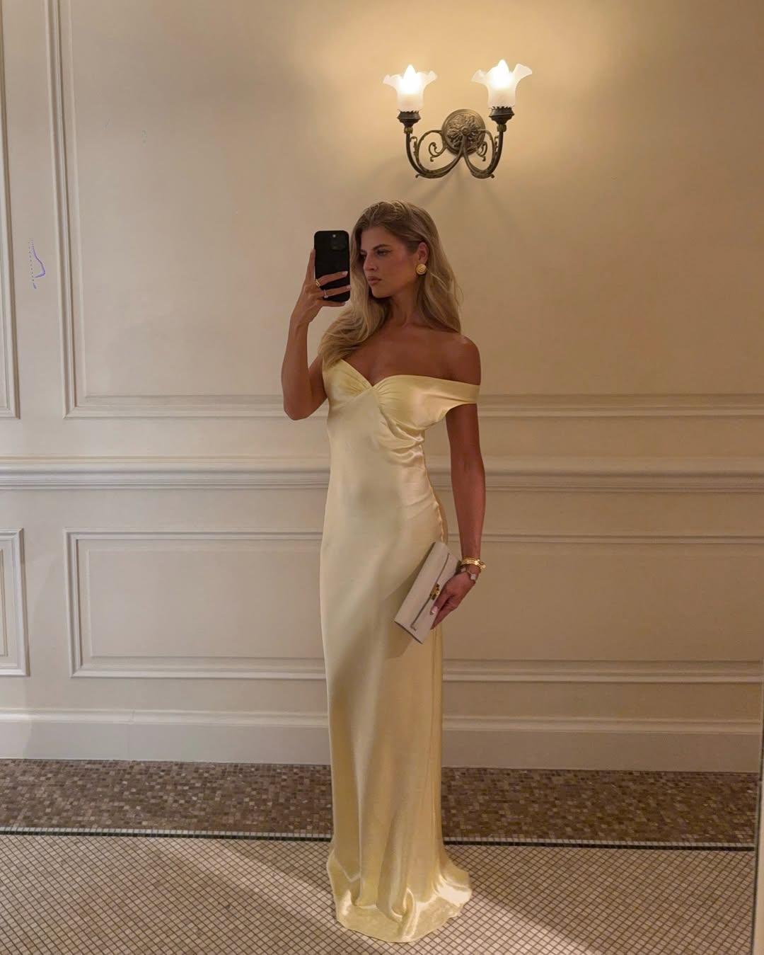 Alicia | Damernas axelbandslösa satin maxi-klänning för bröllopsgäst