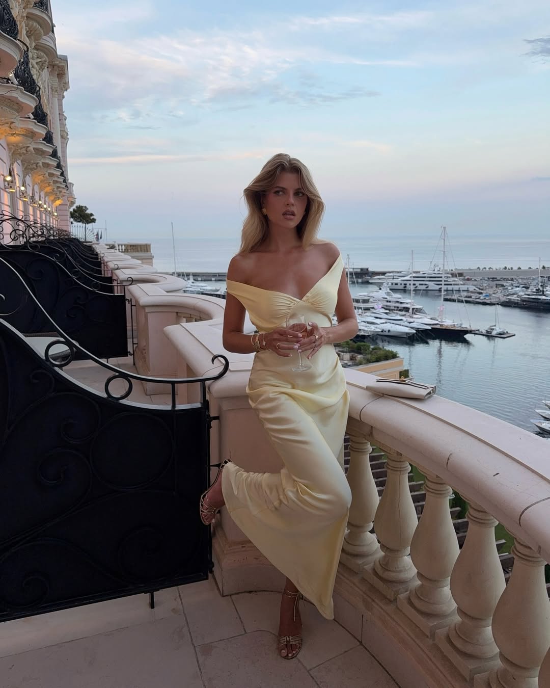 Alicia | Damernas axelbandslösa satin maxi-klänning för bröllopsgäst