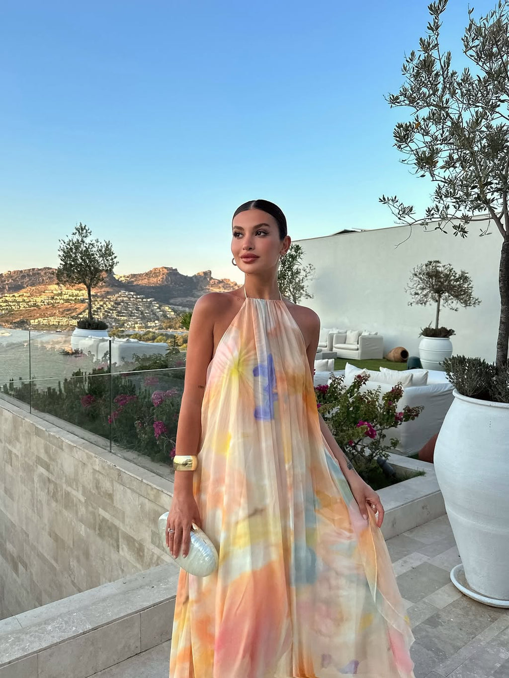 Corinna | Damklänning i mönstrad halterneck maxi för bröllopsgäster i sommar