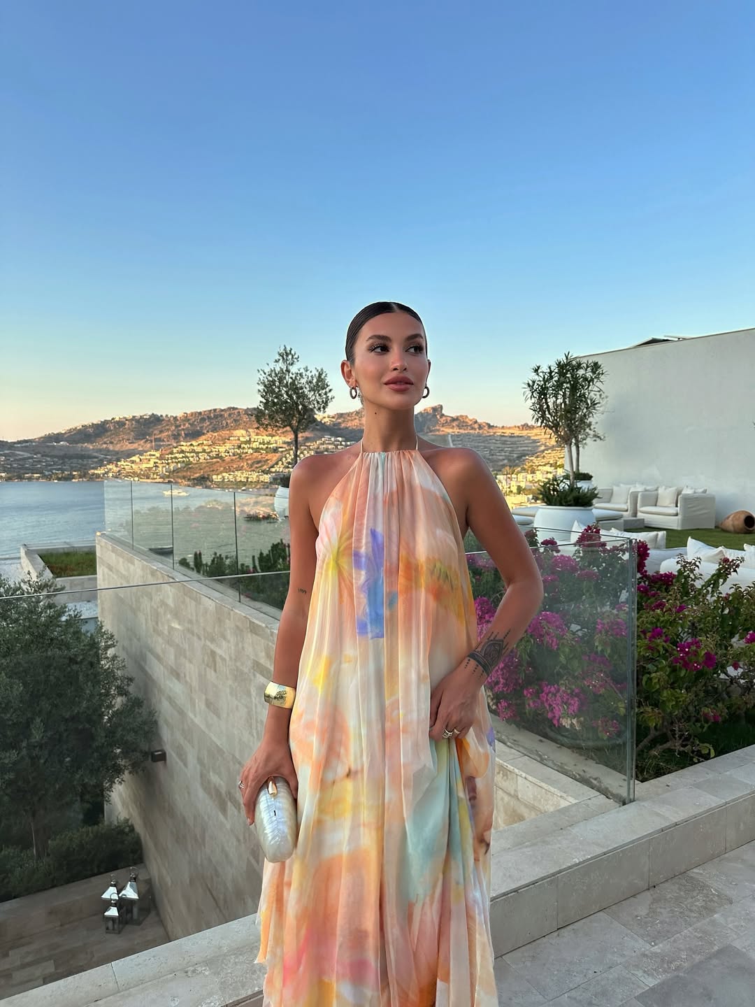Corinna | Damklänning i mönstrad halterneck maxi för bröllopsgäster i sommar