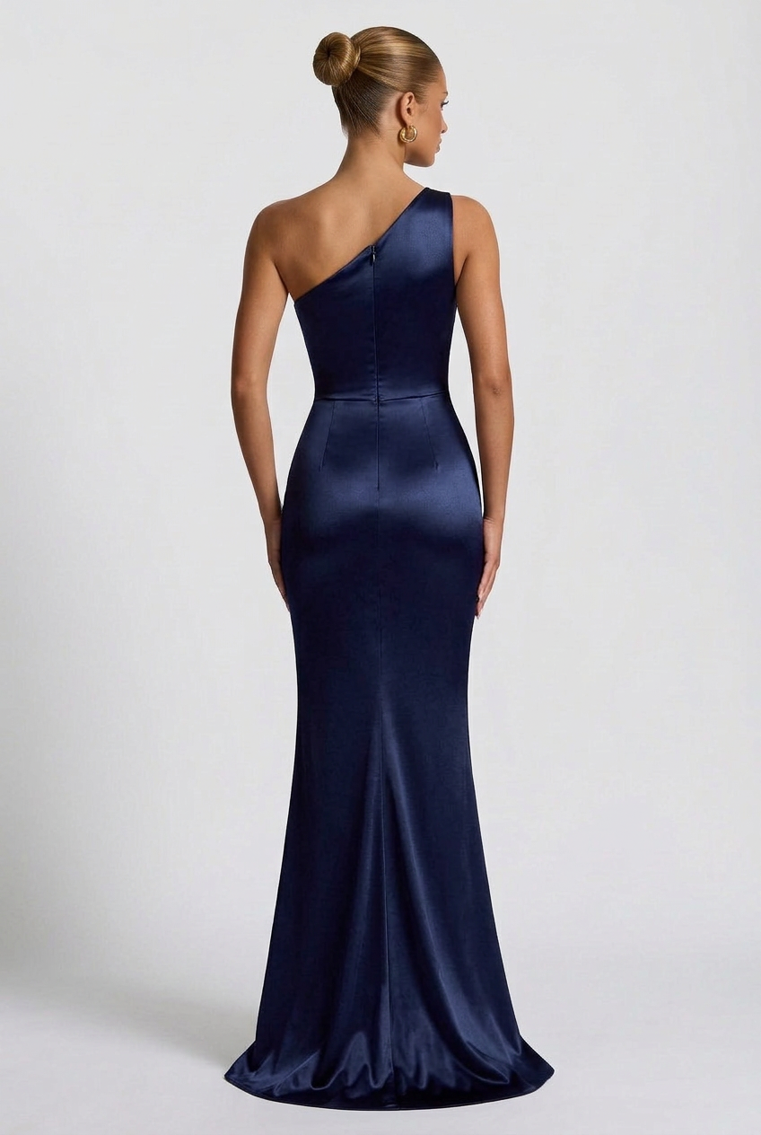 Daphne | Damernas enaxlad satin maxi balklänning med slits