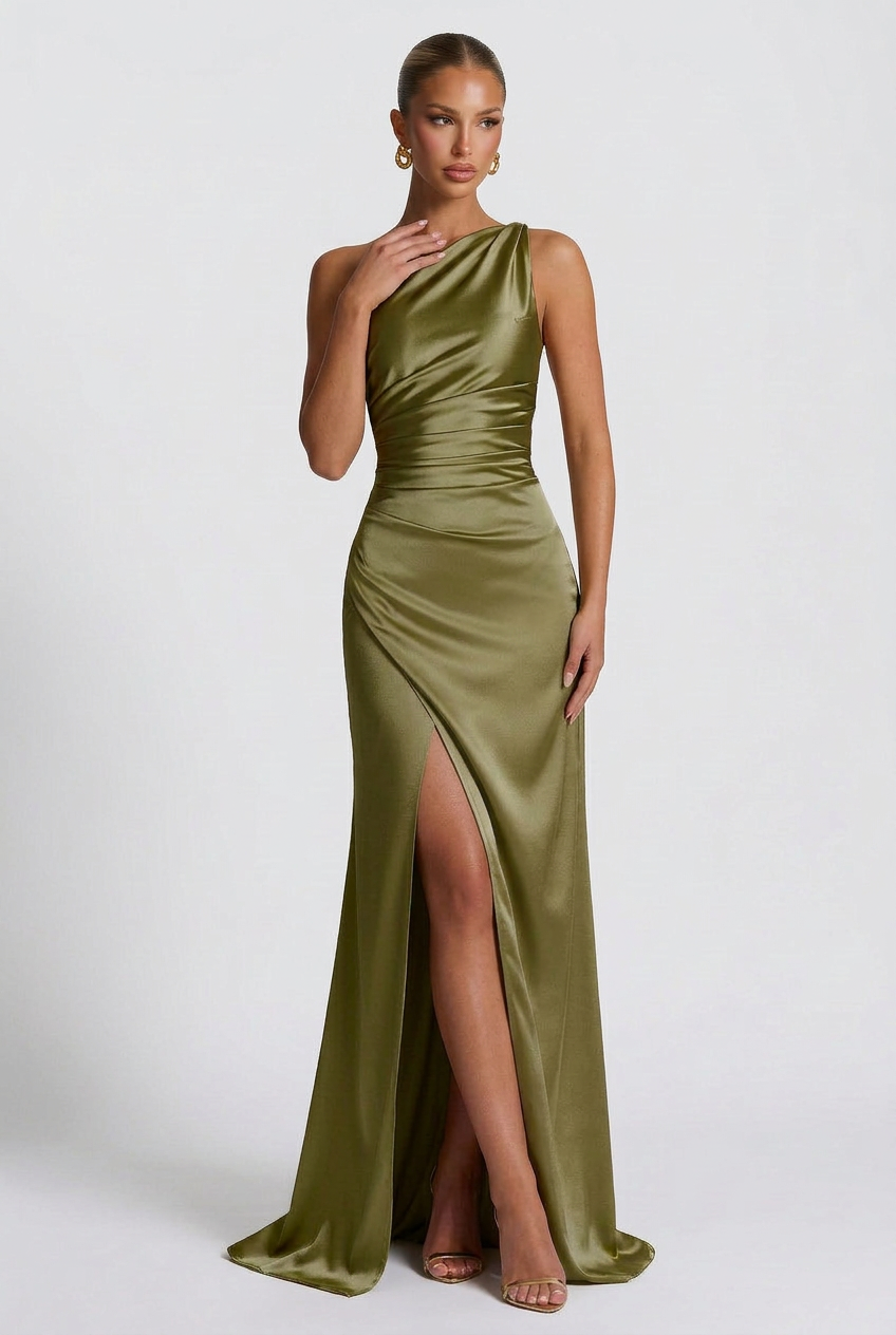 Daphne | Damernas enaxlad satin maxi balklänning med slits