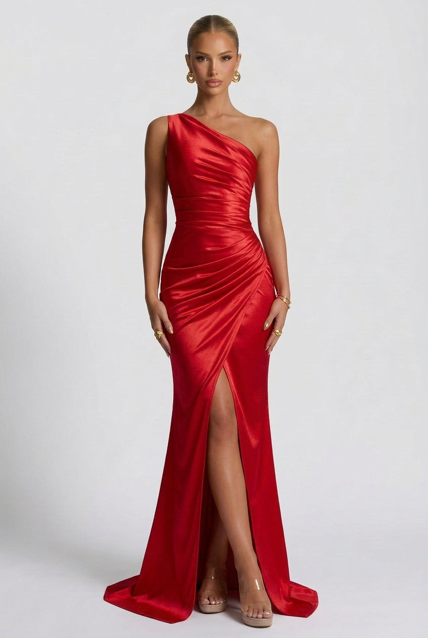 Daphne | Damernas enaxlad satin maxi balklänning med slits