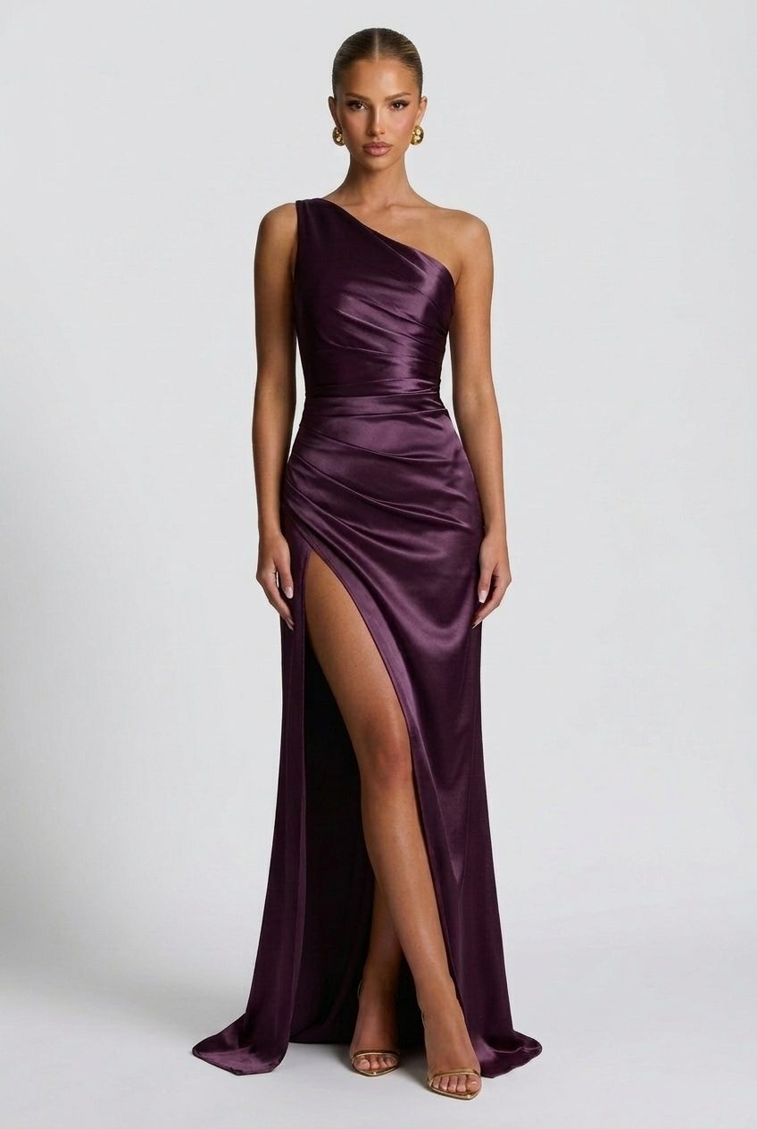 Daphne | Damernas enaxlad satin maxi balklänning med slits
