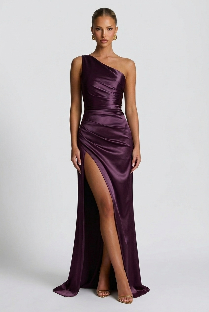 Daphne | Damernas enaxlad satin maxi balklänning med slits