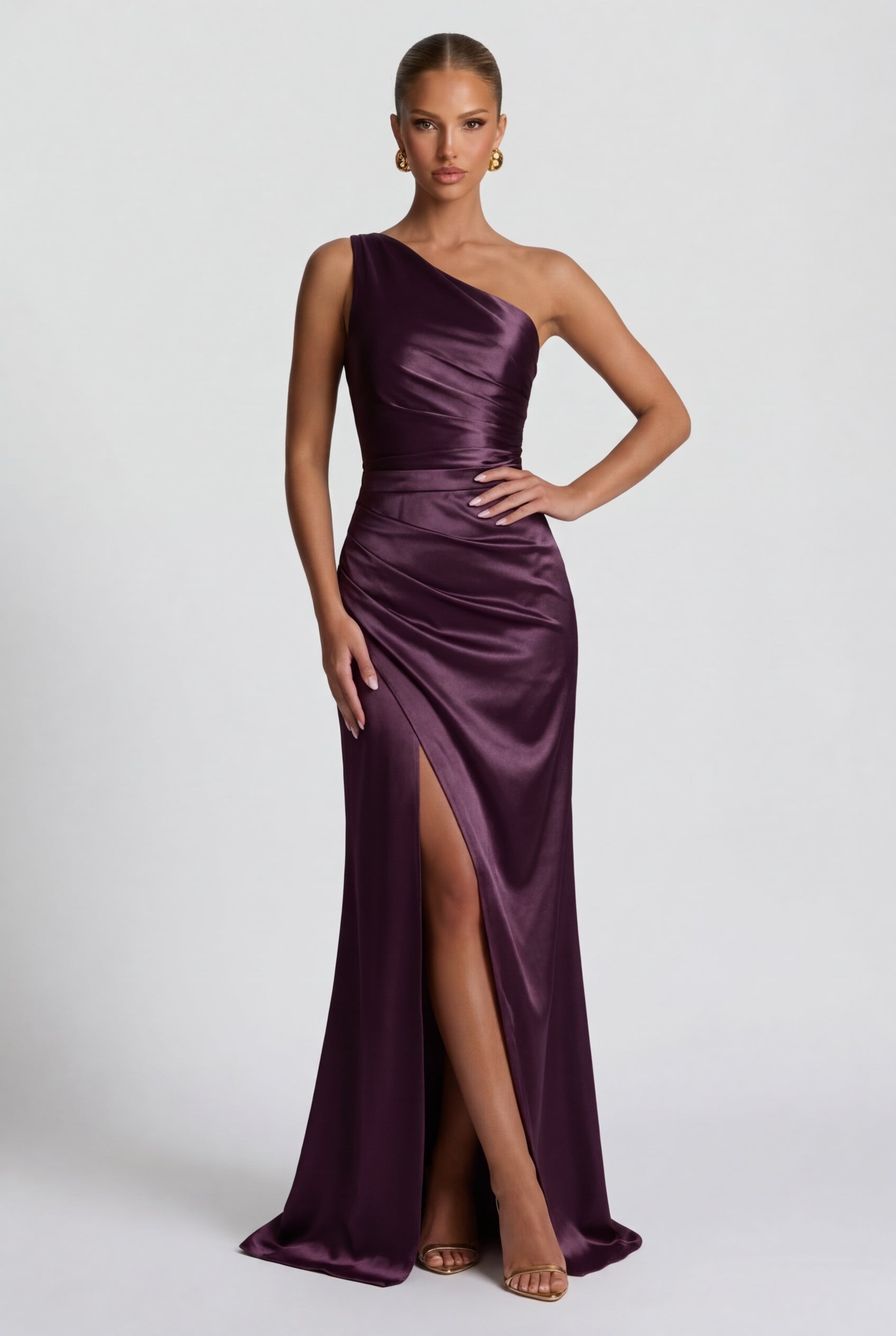 Daphne | Damernas enaxlad satin maxi balklänning med slits