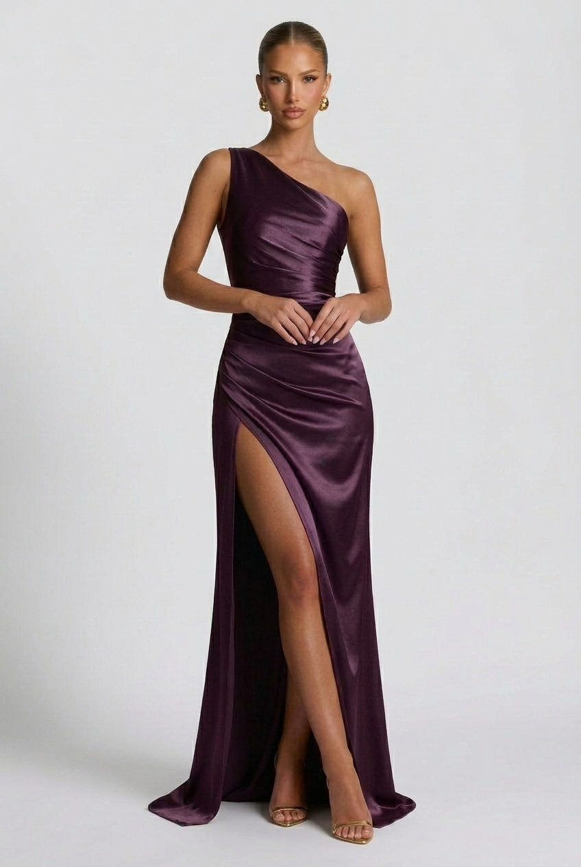 Daphne | Damernas enaxlad satin maxi balklänning med slits