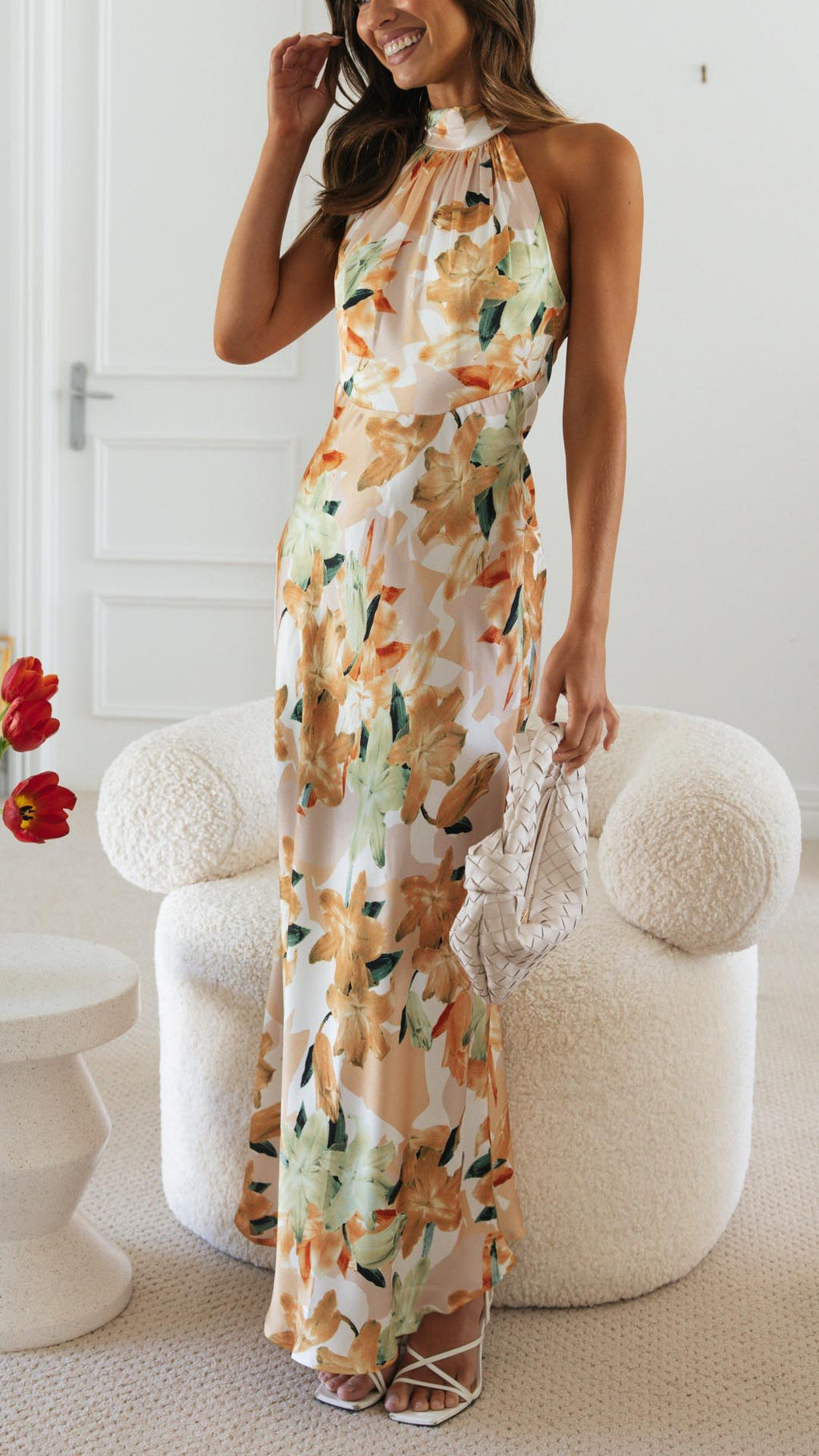 Ember | Damklänning med blomsterprint, halterneck och öppen rygg, maxiklänning
