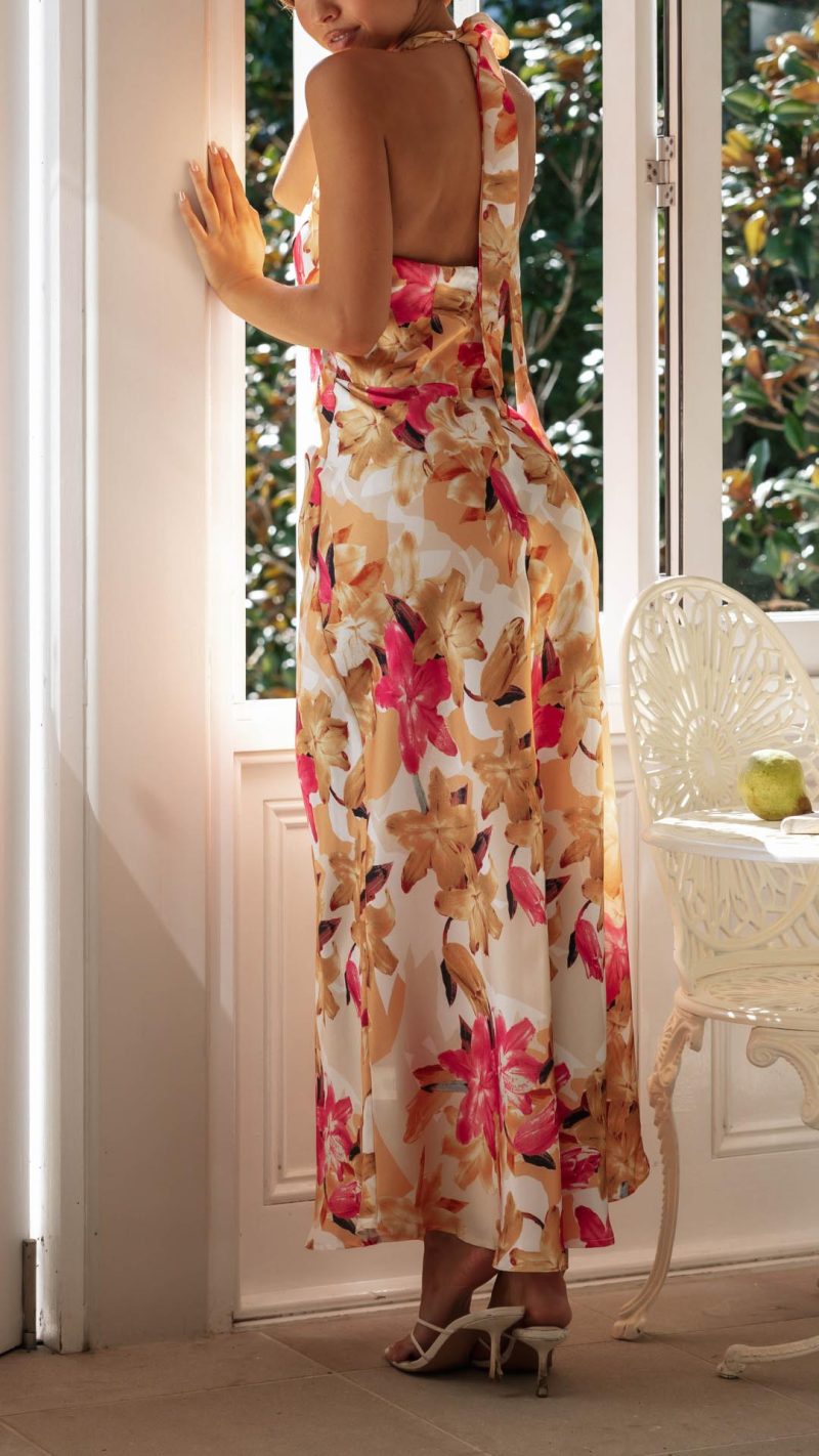 Ember | Damklänning med blomsterprint, halterneck och öppen rygg, maxiklänning