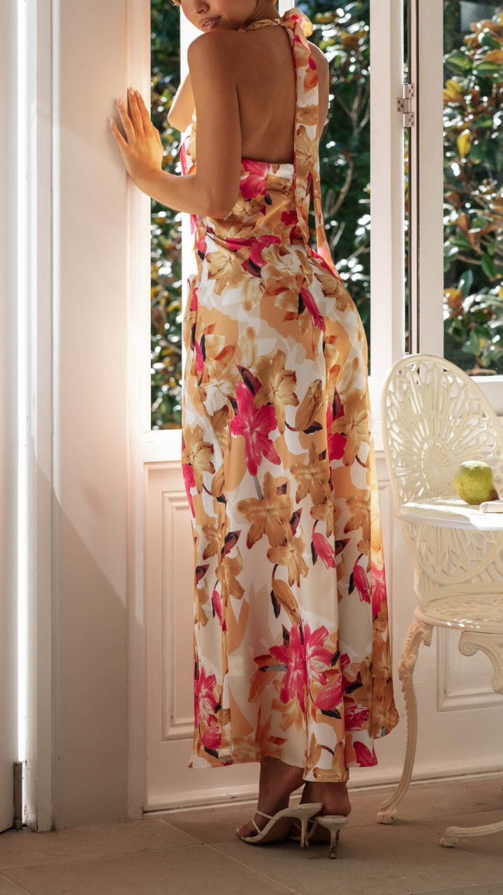 Ember | Damklänning med blomsterprint, halterneck och öppen rygg, maxiklänning