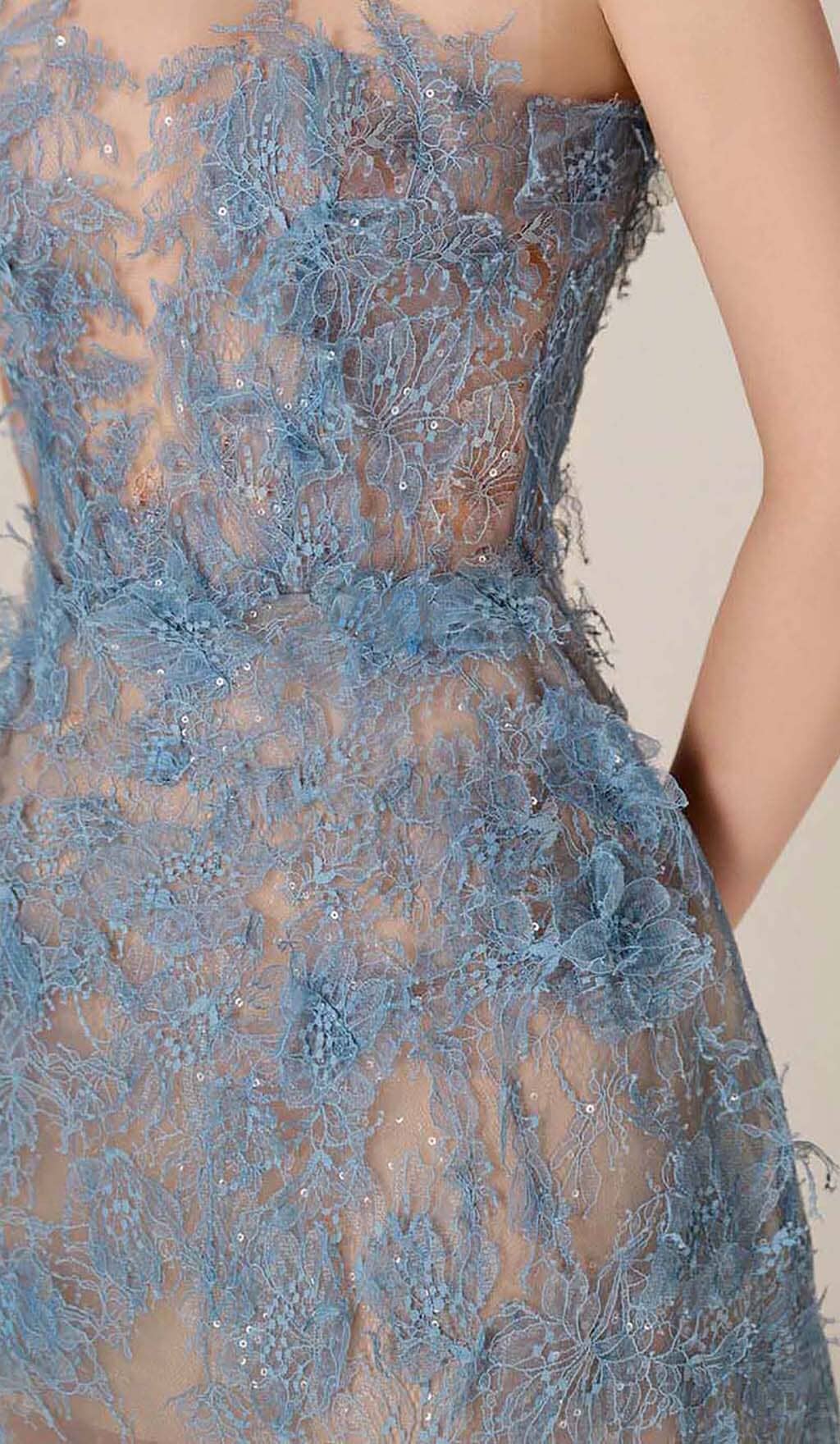 Joelle | Damklänning i blommönstrad spetsbroderi, midi-längd balklänning