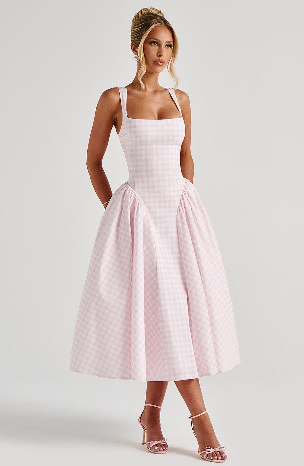Kaydence | Damklänning i gingham, ärmlös, med fyrkantig halsringning, midiklänning