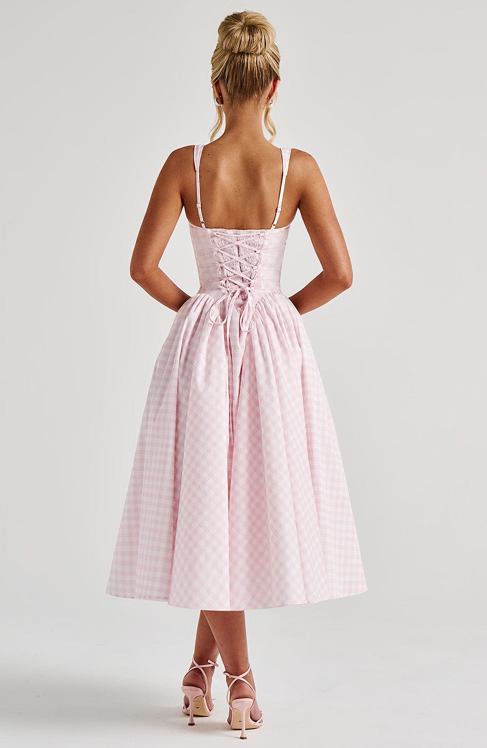 Kaydence | Damklänning i gingham, ärmlös, med fyrkantig halsringning, midiklänning