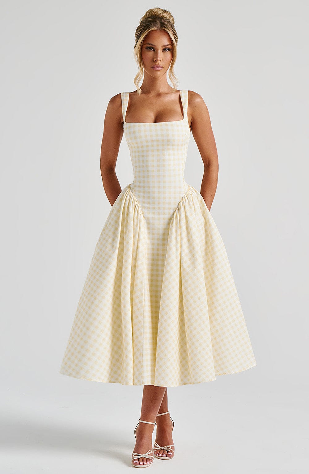 Kaydence | Damklänning i gingham, ärmlös, med fyrkantig halsringning, midiklänning