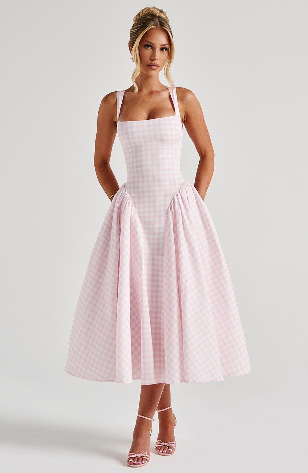 Kaydence | Damklänning i gingham, ärmlös, med fyrkantig halsringning, midiklänning
