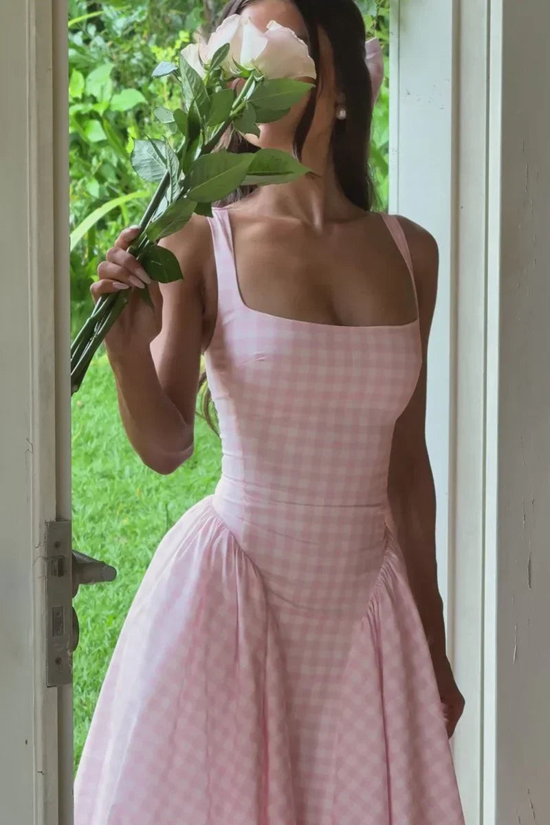 Kaydence | Damklänning i gingham, ärmlös, med fyrkantig halsringning, midiklänning