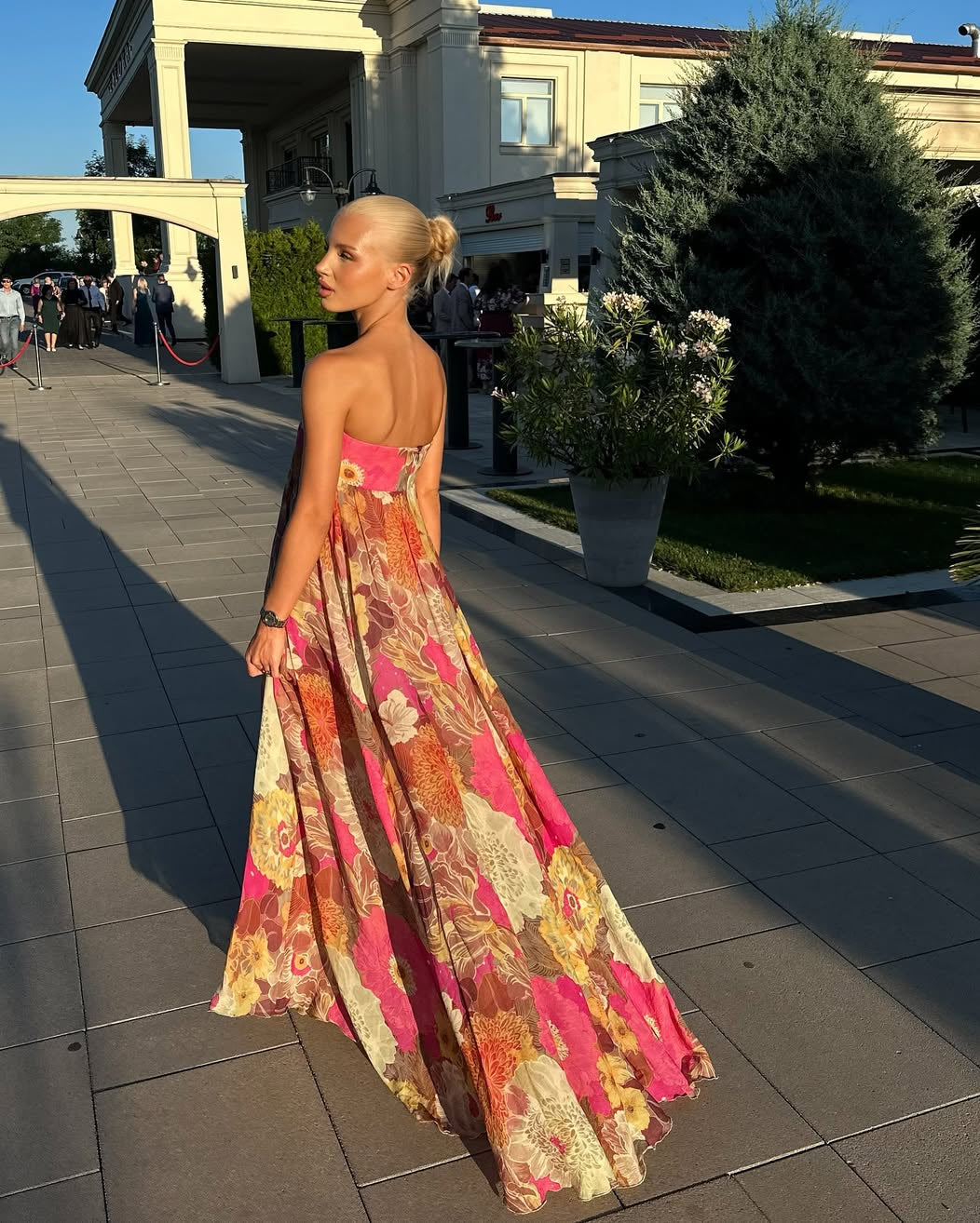Maelynn | Damernas blommiga axellös maxiklänning för sommarens bröllopsgäst